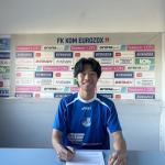 モンテネグロでプロ契約を獲得した選手の署名の場面