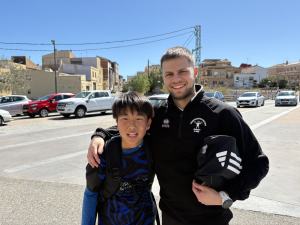 海外の選手と英語で会話をする日本人選手の姿